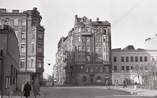 Угол Чкаловского проспекта и Пионерской улицы