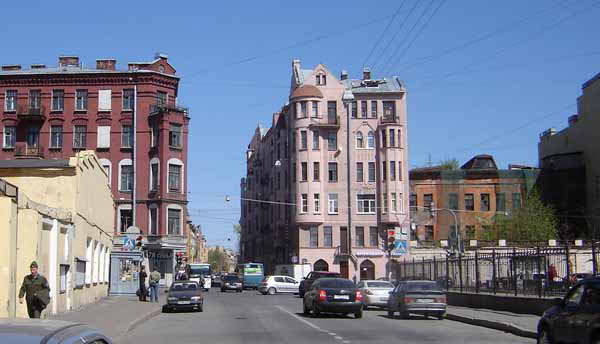 Угол Чкаловского проспекта и Пионерской улицы